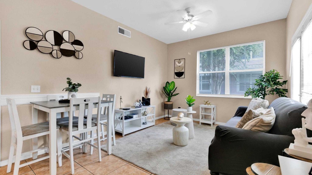 Photo of Livingroom in Venetian Bay Villages