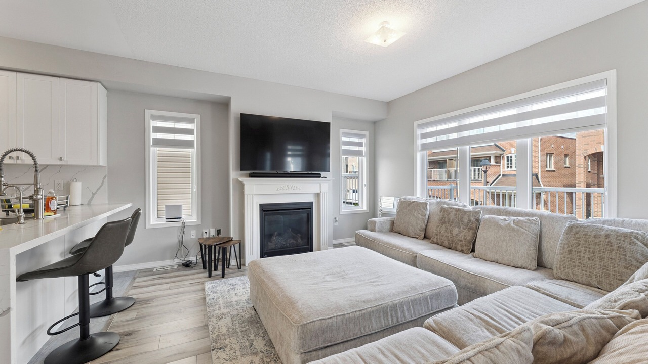 Photo of Livingroom in Ajax