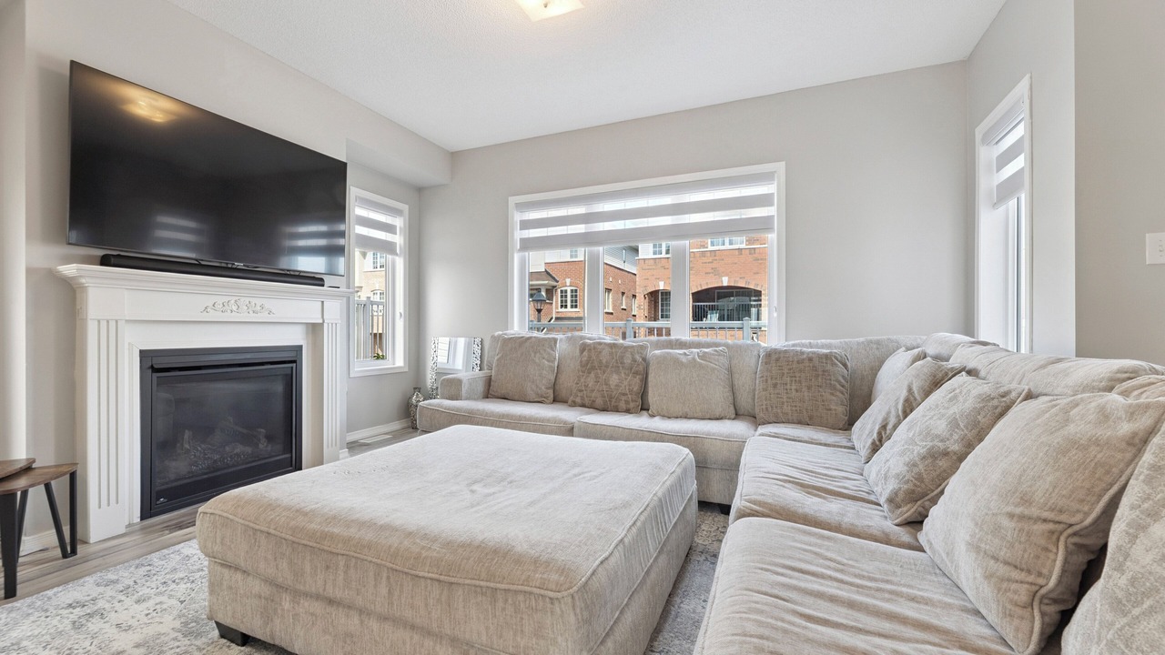 Photo of Livingroom in Ajax