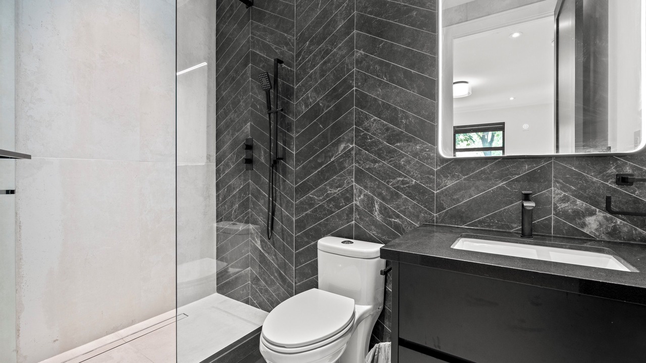 Photo of Bathroom in Lakeview