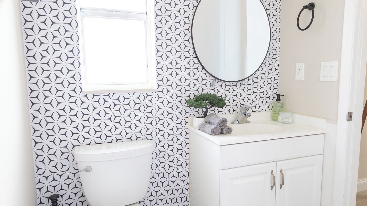 Photo of Bathroom in Carver City - Lincoln Gardens