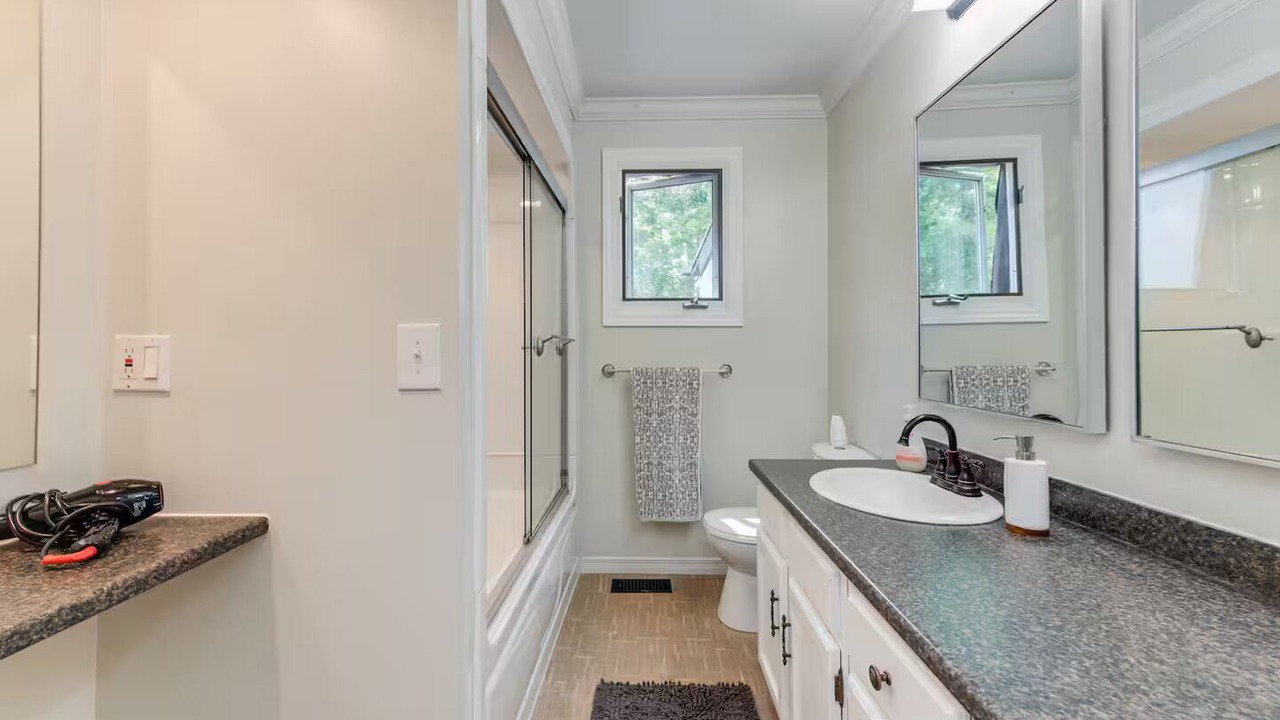 Photo of Bathroom in Georgina