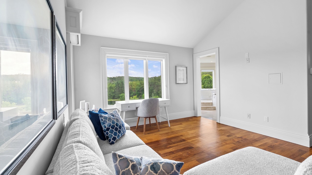Photo of Livingroom in Mono