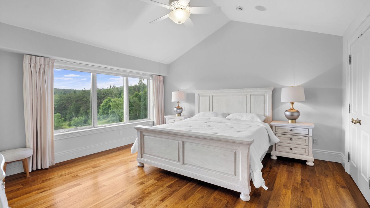 Photo of Bedroom in Mono