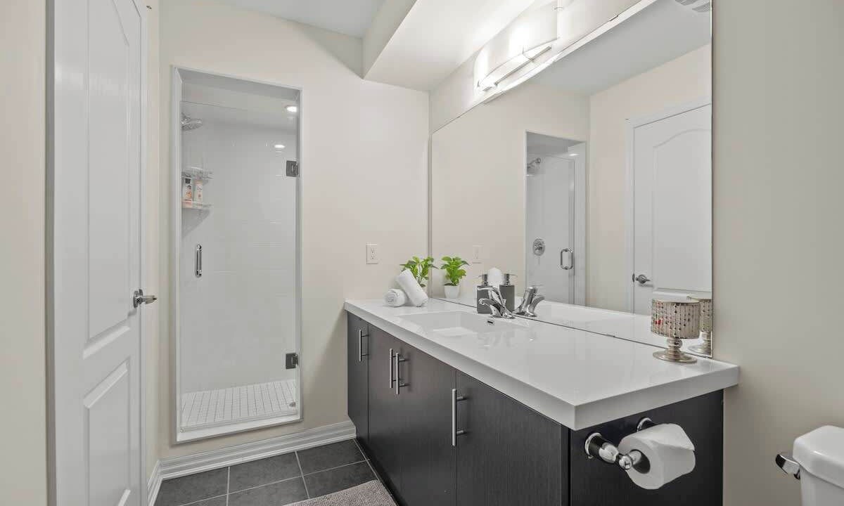 Photo of Bathroom in Lakeview