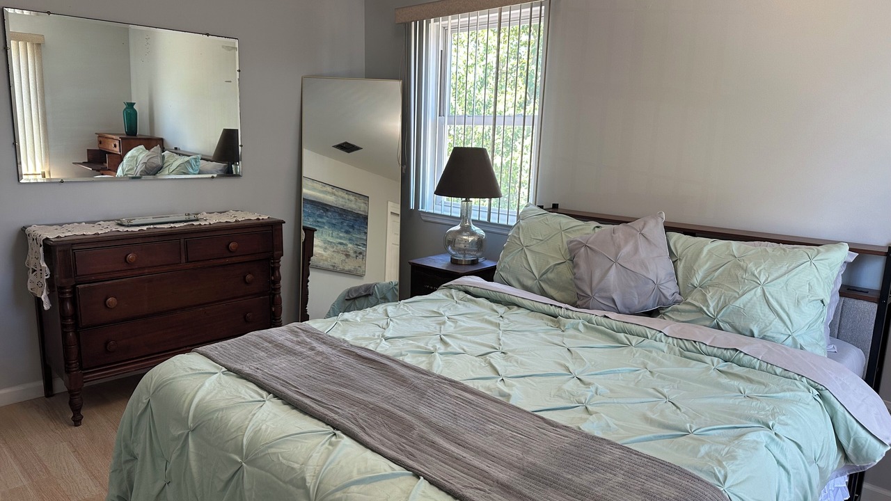 Photo of Bedroom in Alden Manor