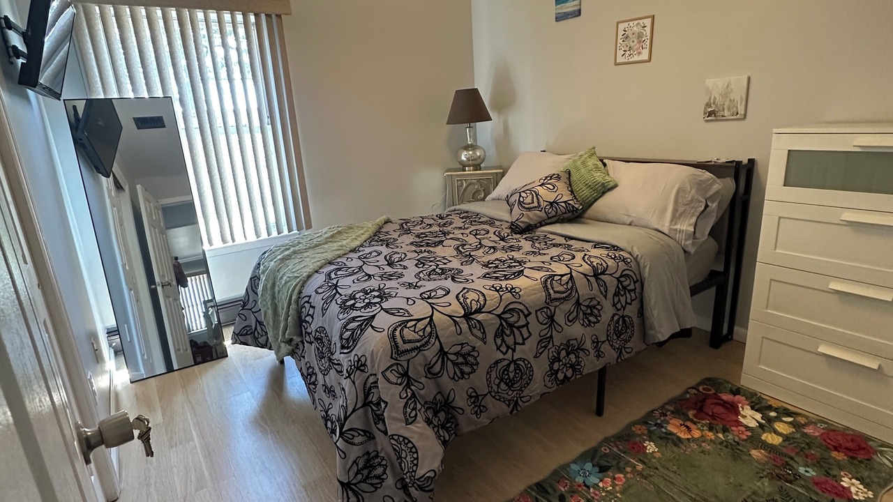 Photo of Bedroom in Alden Manor