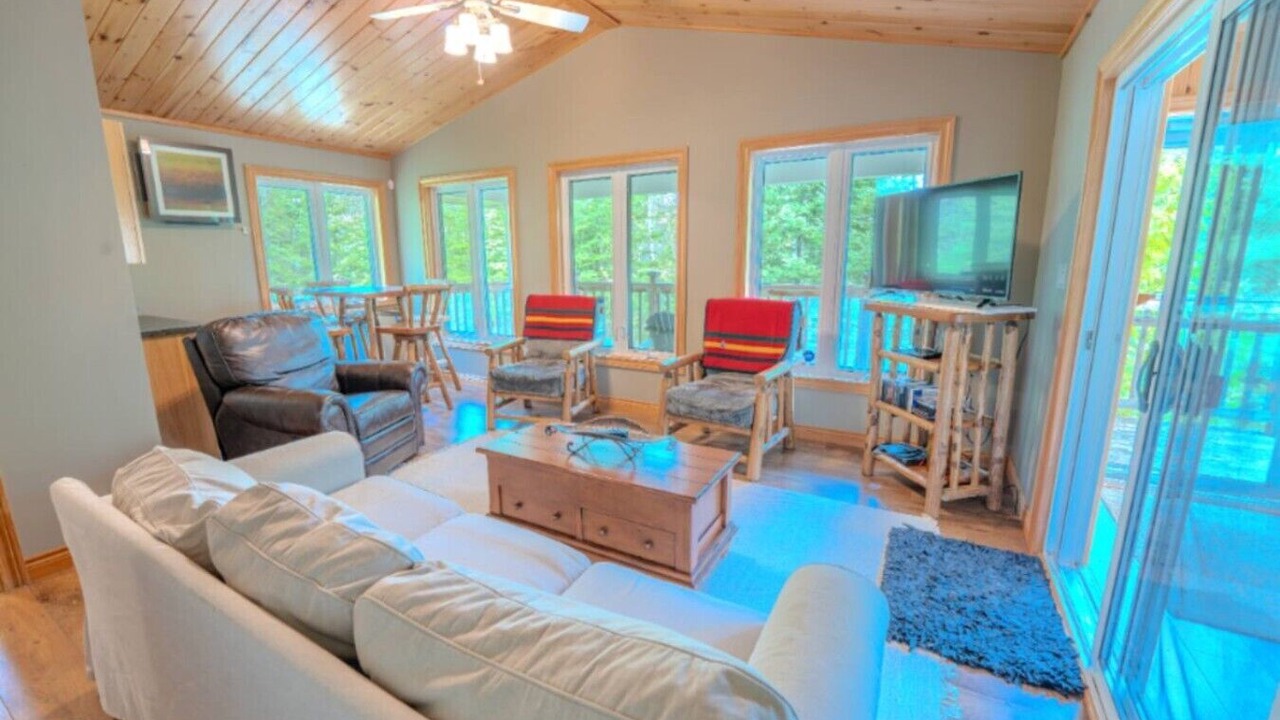 Photo of Livingroom in Unorganized Centre Parry Sound
