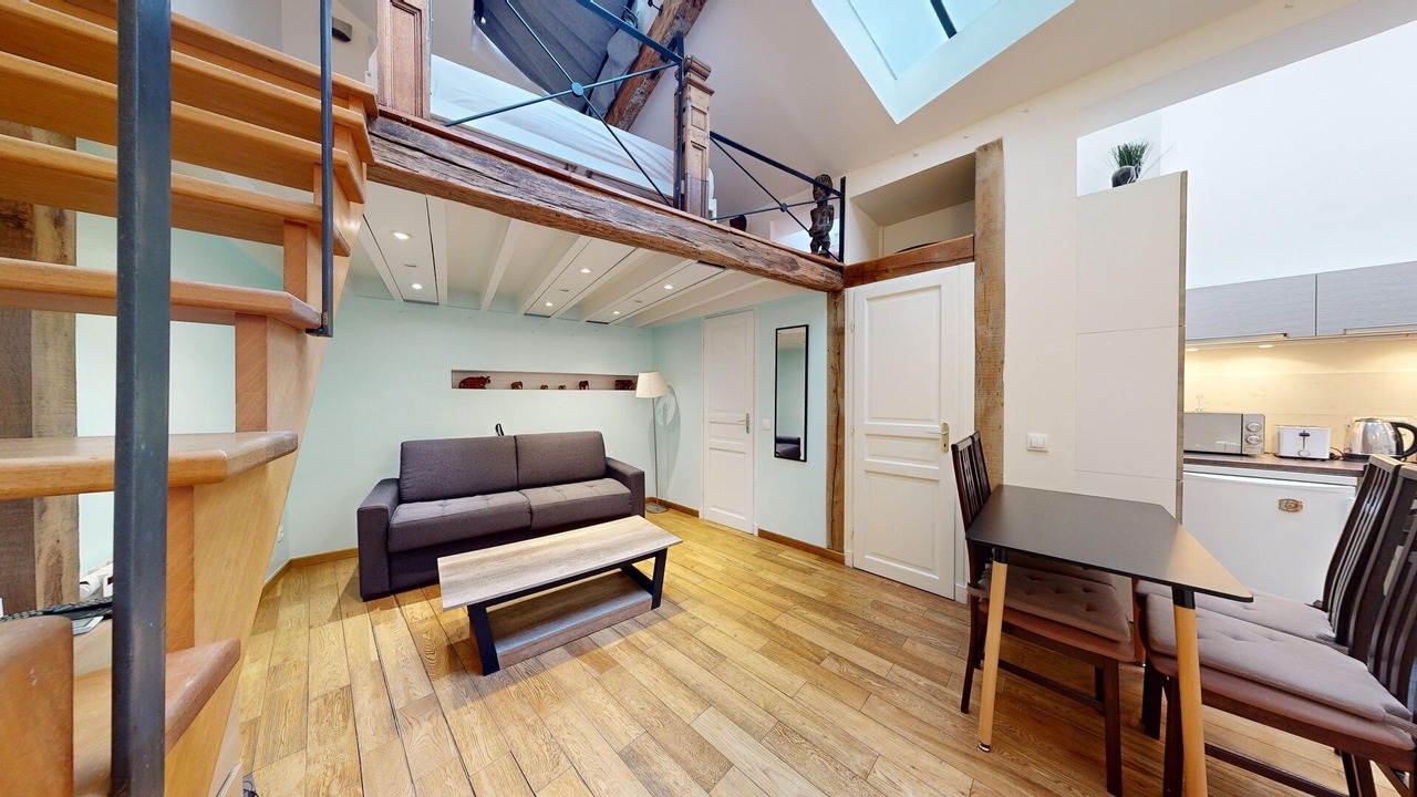 Photo of Livingroom in 8th Arrondissement