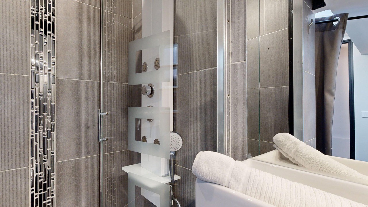 Photo of Bathroom in 9th Arrondissement
