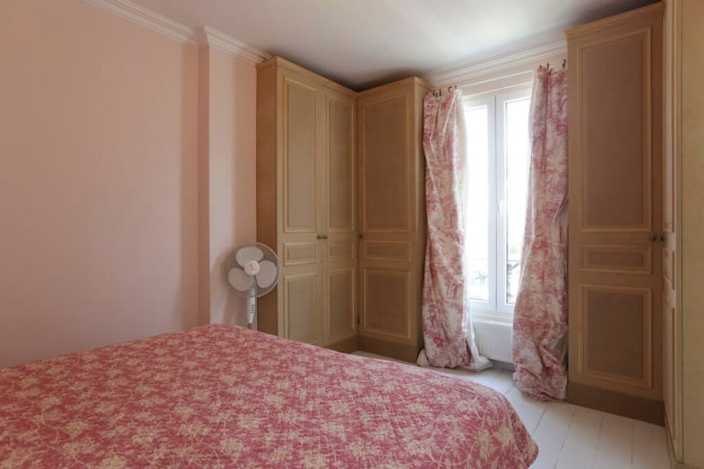 Photo of Bedroom in Suresnes