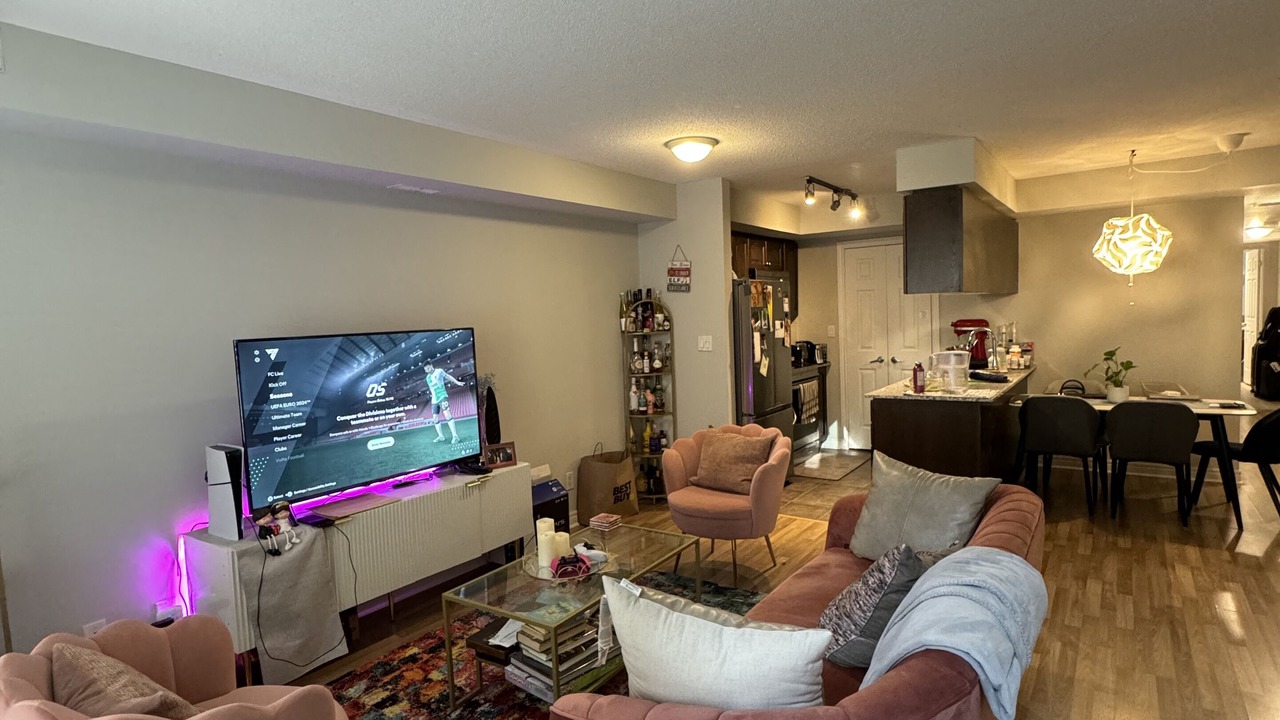Photo of Livingroom in Thorncliffe Park