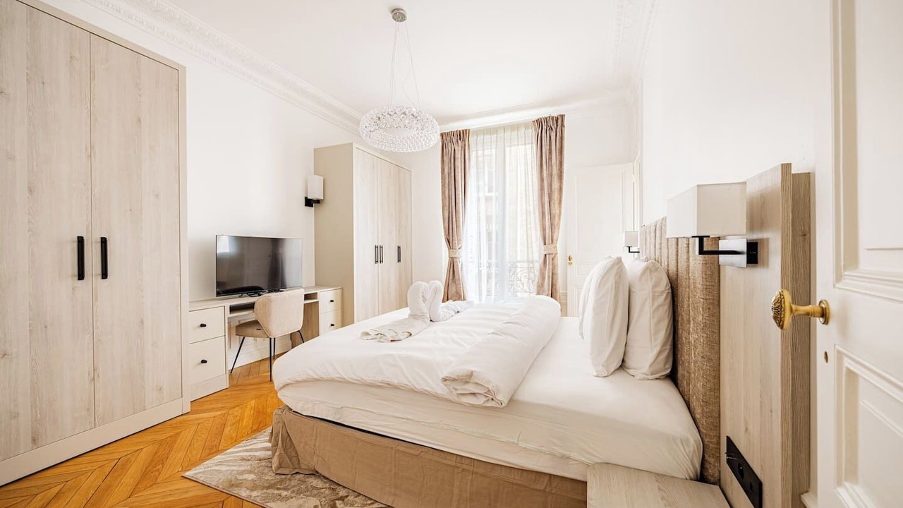 Photo of Bedroom in 8th Arrondissement