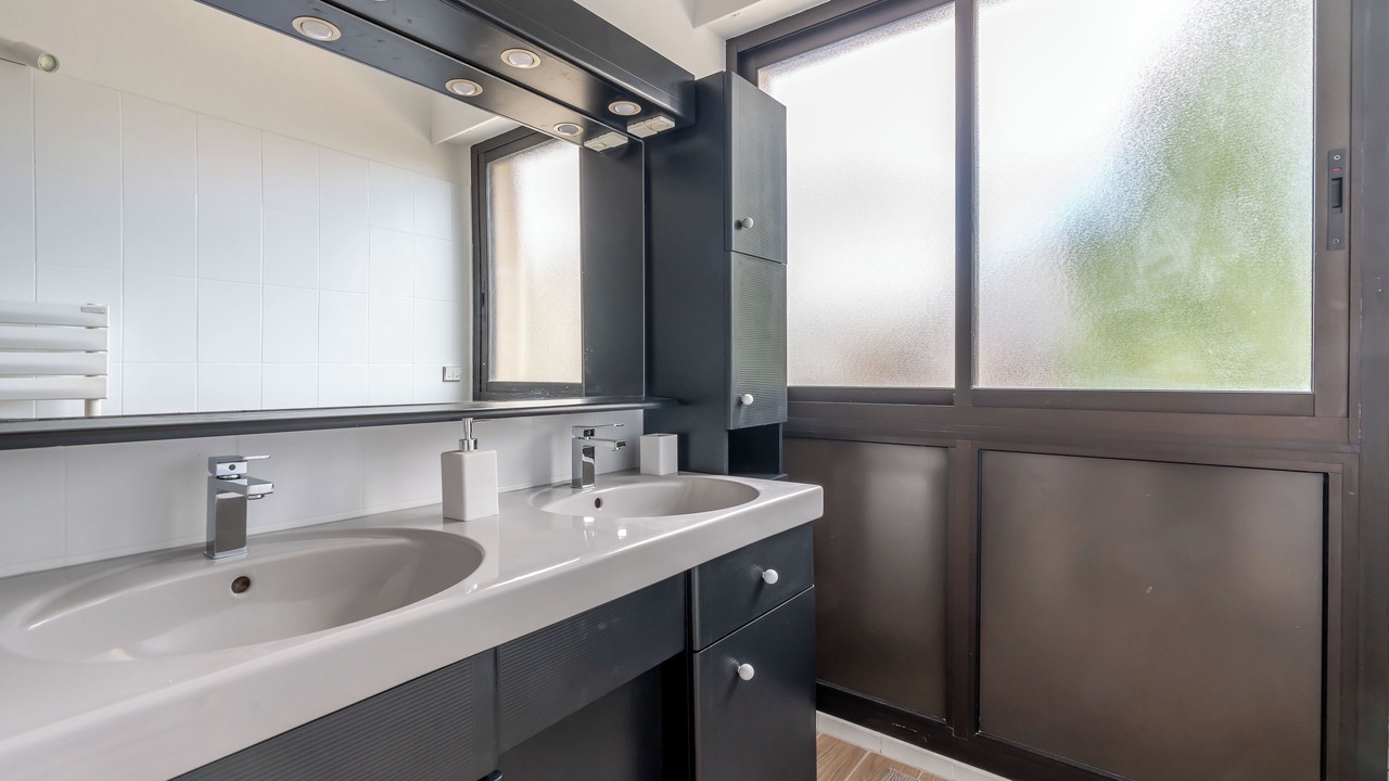 Photo of Bathroom in Le Parc Saint-Maur