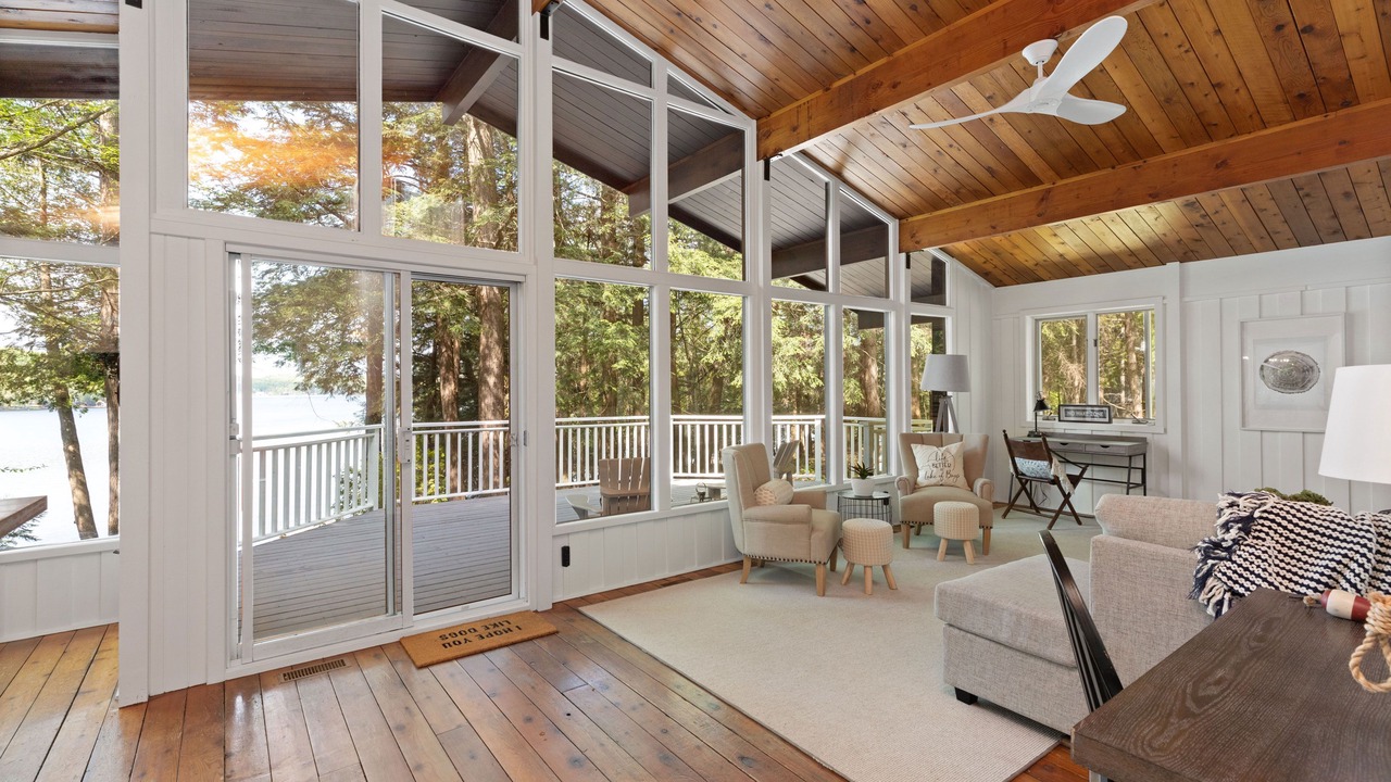 Photo of Livingroom in Lake of Bays