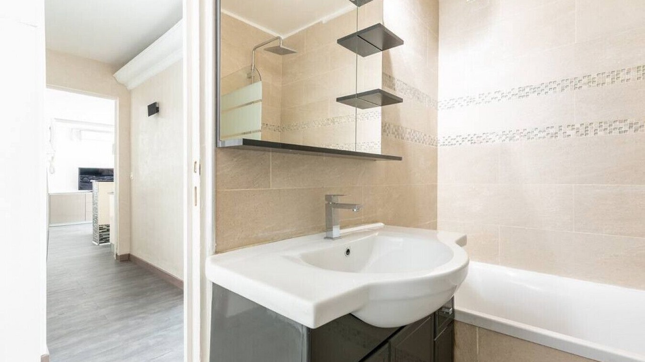 Photo of Bathroom in Combat