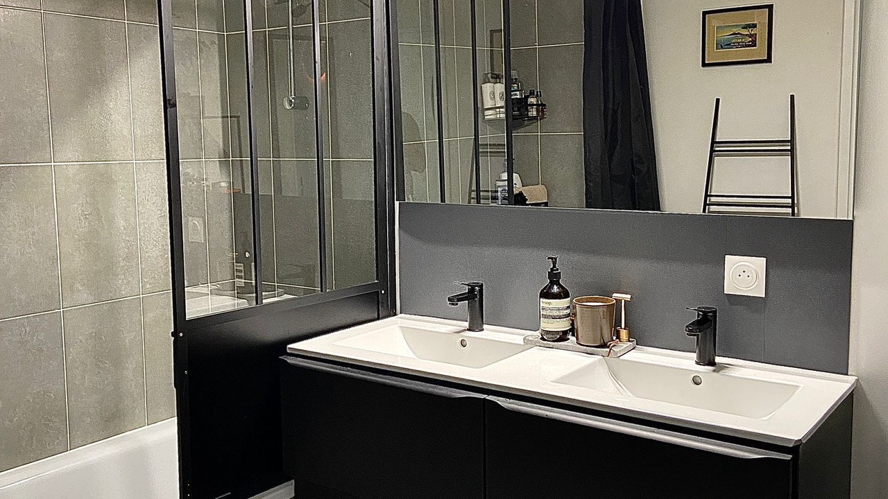 Photo of Bathroom in Stains