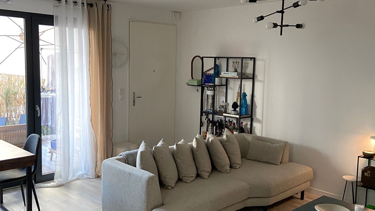 Photo of Livingroom in Stains