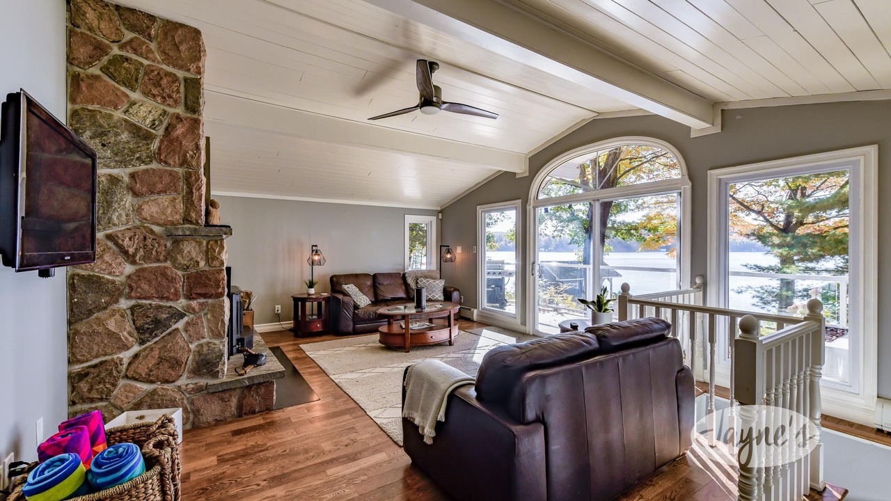 Photo of Livingroom in Lake of Bays
