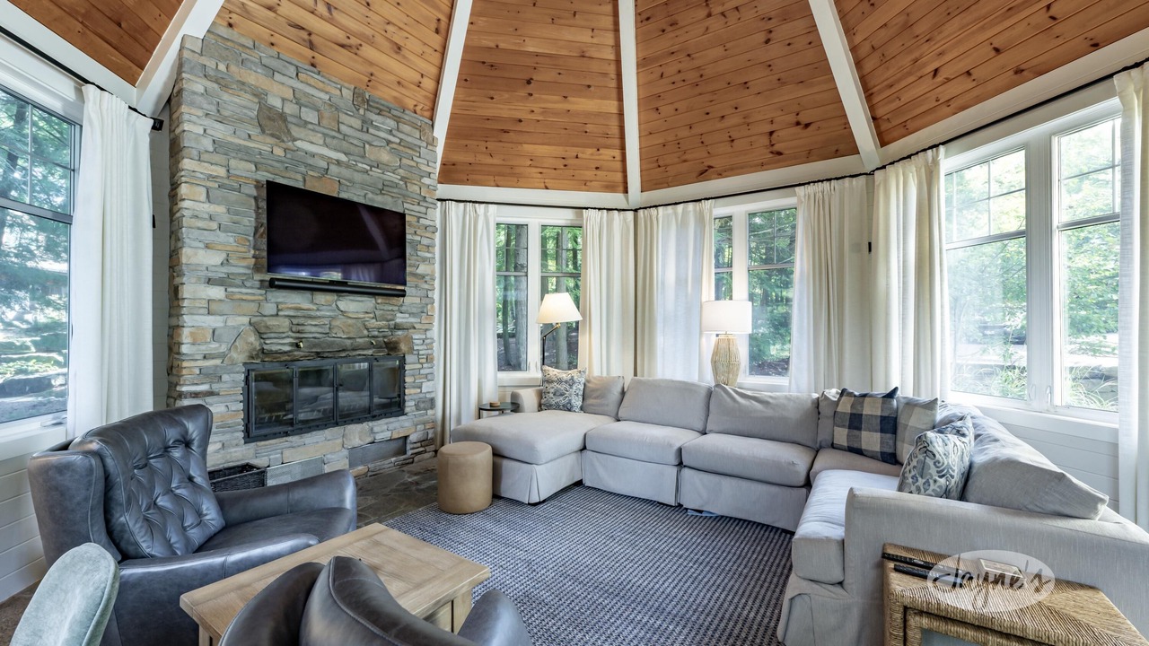 Photo of Livingroom in Muskoka Lakes