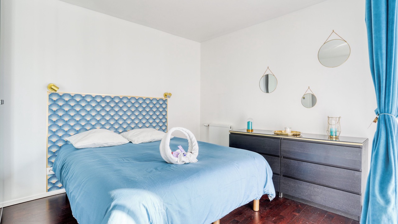 Photo of Bedroom in Stains
