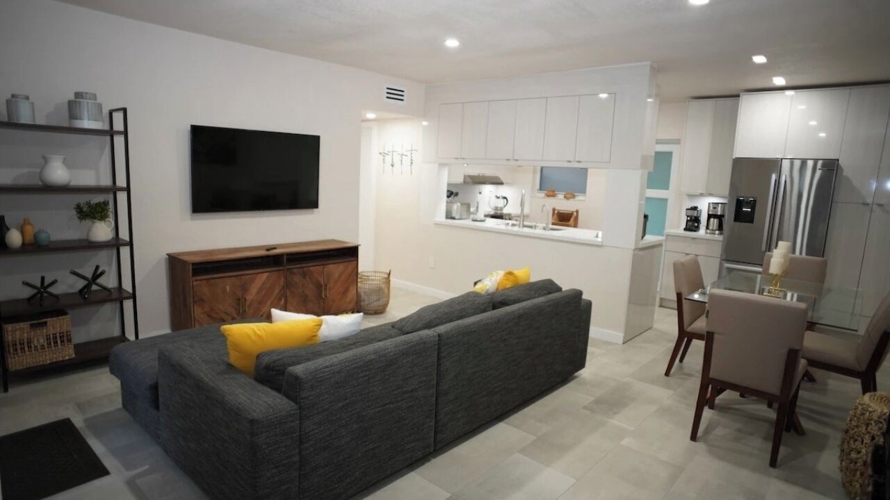 Photo of Livingroom in Ludlam