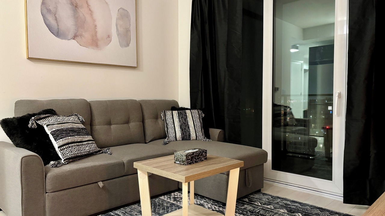 Photo of Livingroom in Lawrence Manor