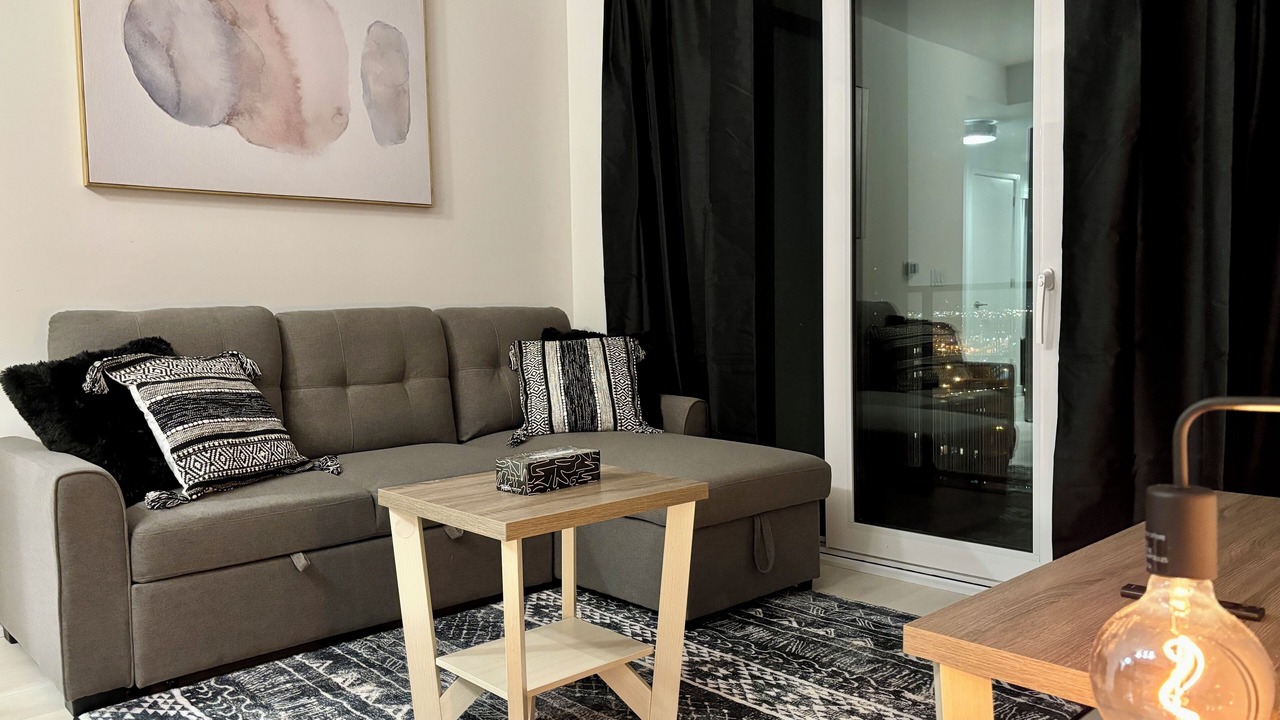 Photo of Livingroom in Lawrence Manor