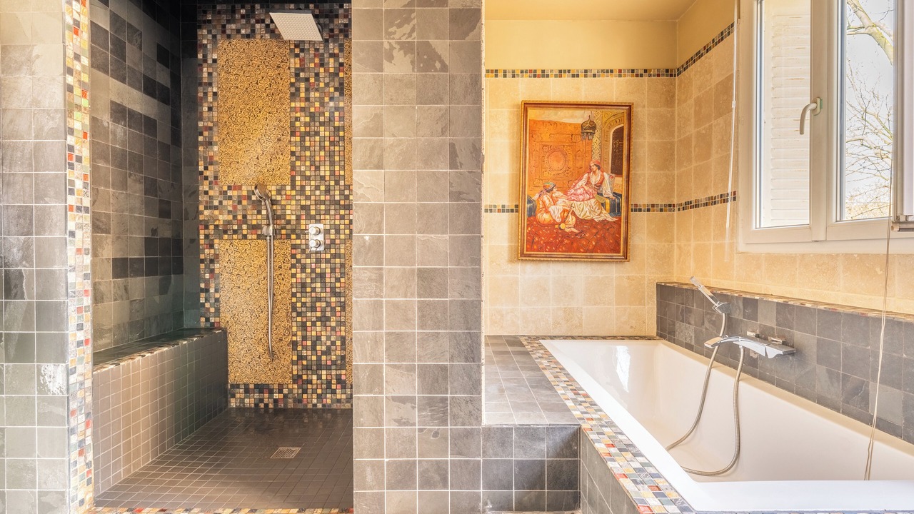 Photo of Bathroom in Combat