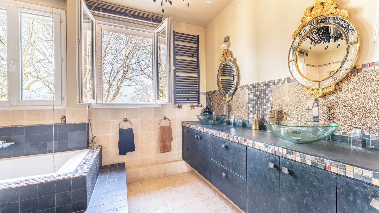 Photo of Bathroom in Combat