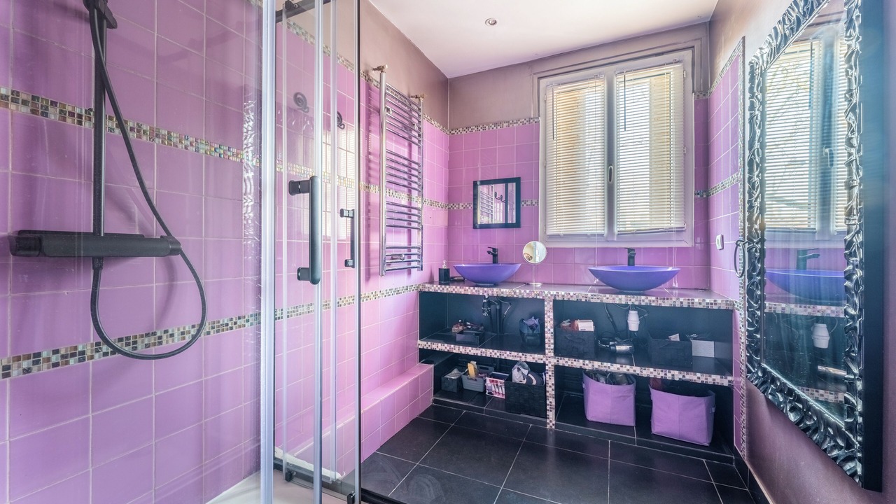 Photo of Bathroom in Combat