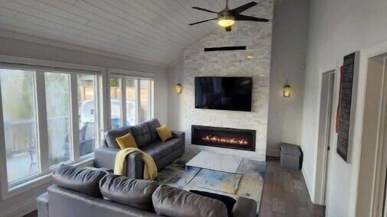 Photo of Livingroom in Honey Harbour