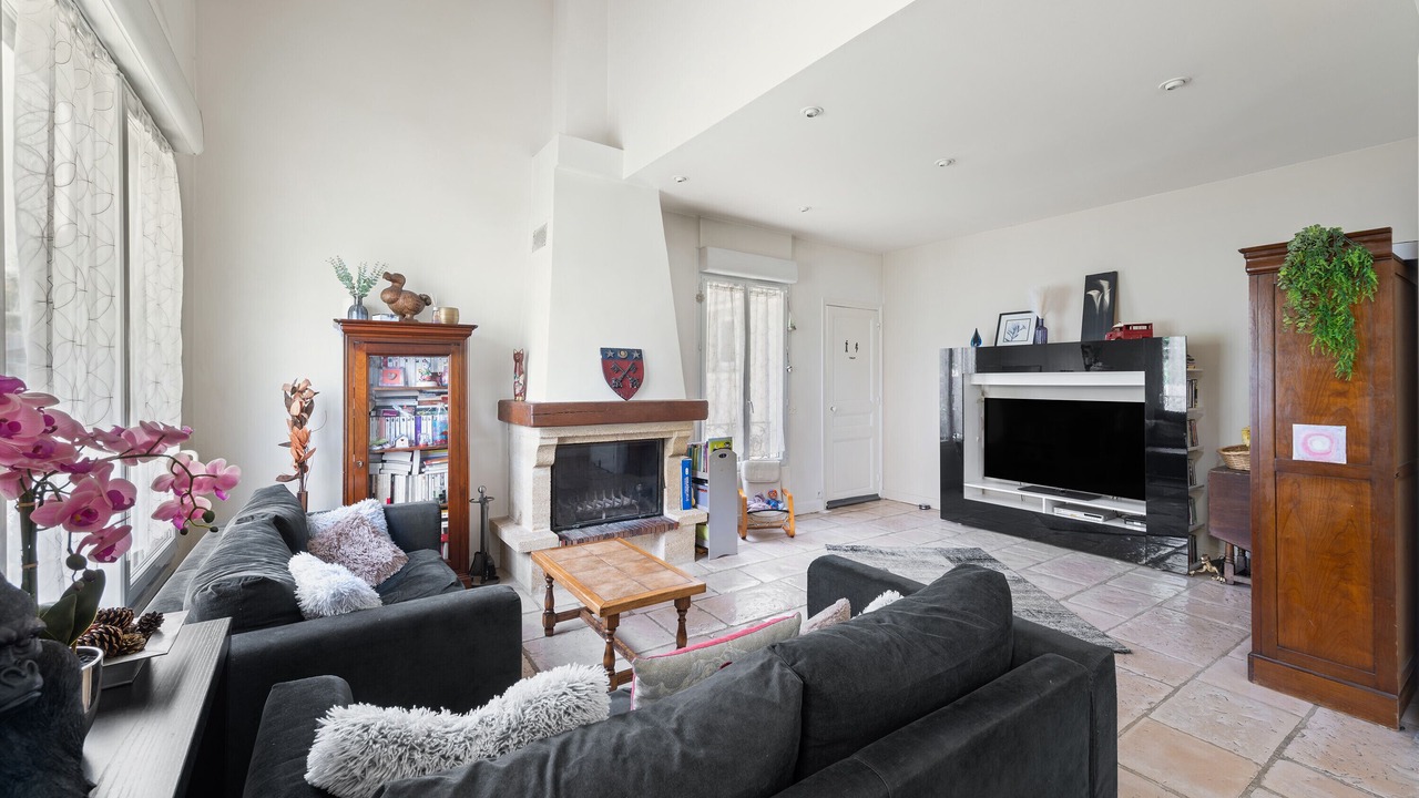 Photo of Livingroom in Plateau - Mont-Valerien