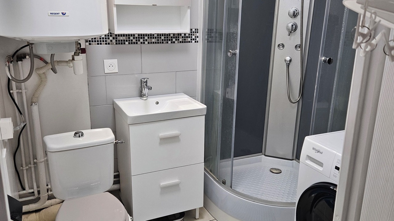 Photo of Bathroom in Emerainville