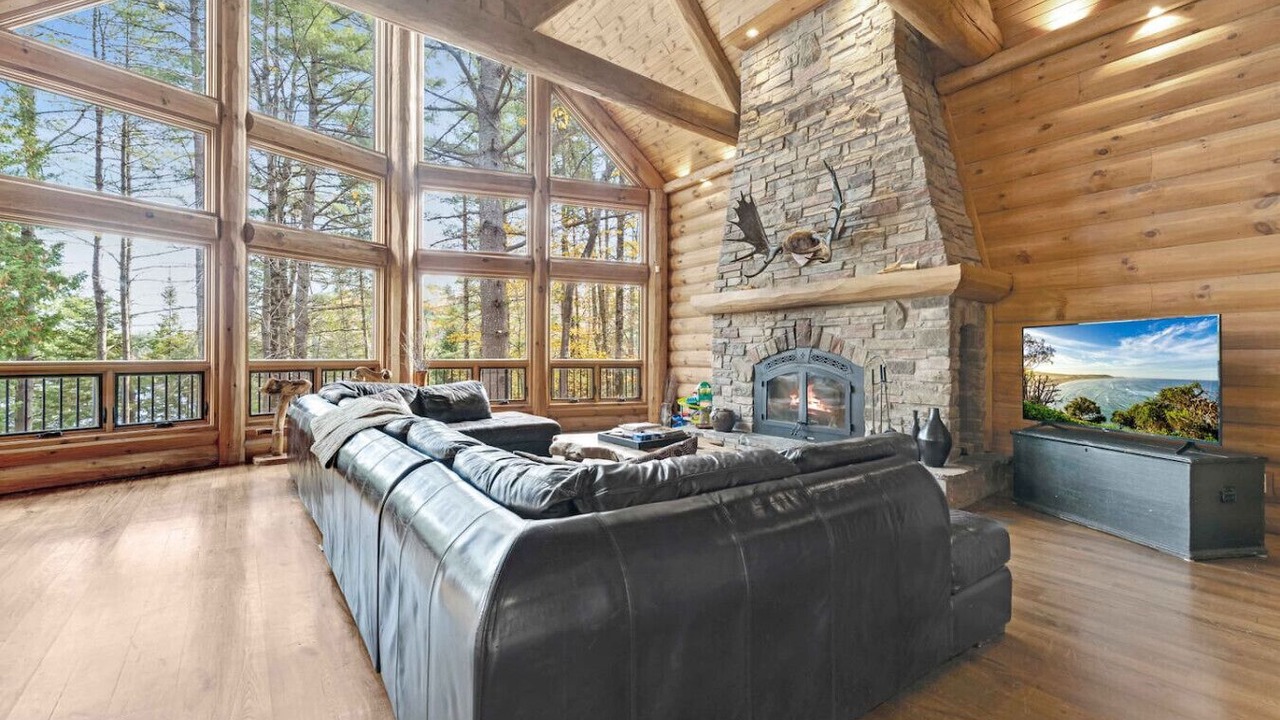 Photo of Livingroom in North Frontenac