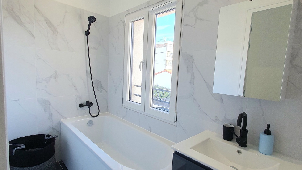 Photo of Bathroom in Colombes