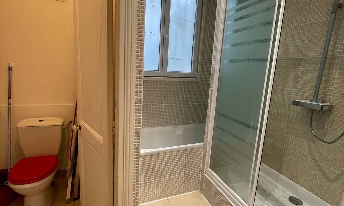 Photo of Bathroom in Combat