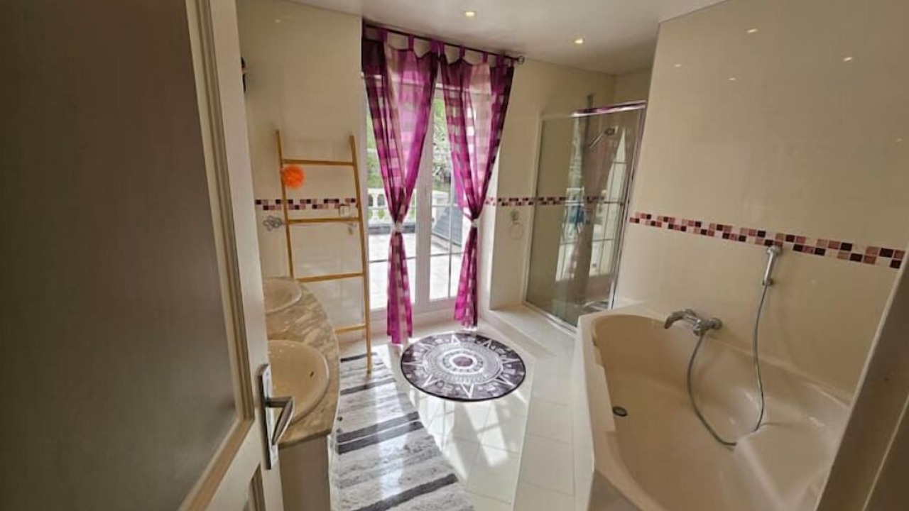 Photo of Bathroom in Noisy-le-Grand