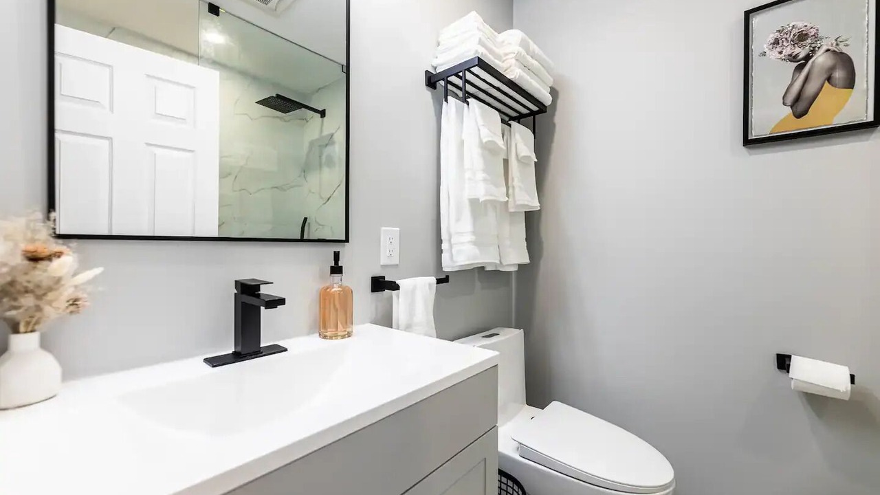 Photo of Bathroom in Lakeview