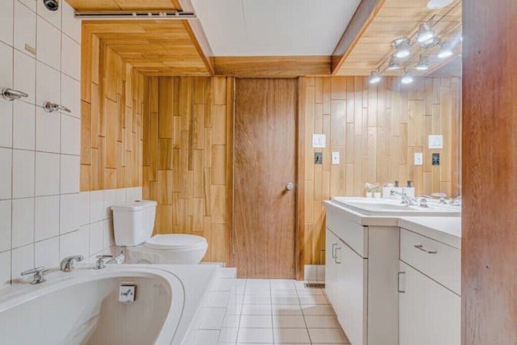 Photo of Bathroom in Mono
