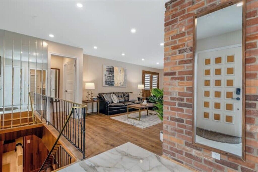 Photo of Livingroom in Mono