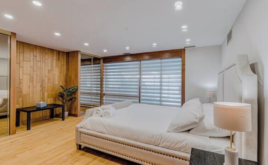 Photo of Bedroom in Mono