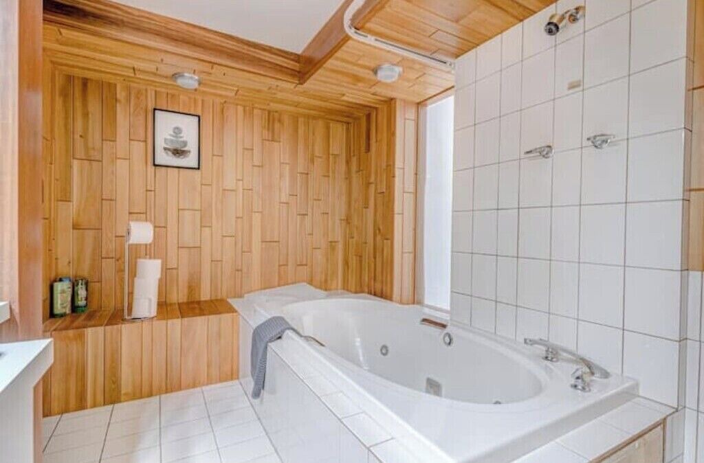 Photo of Bathroom in Mono