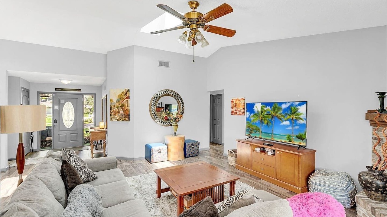 Photo of Livingroom in Goldenrod