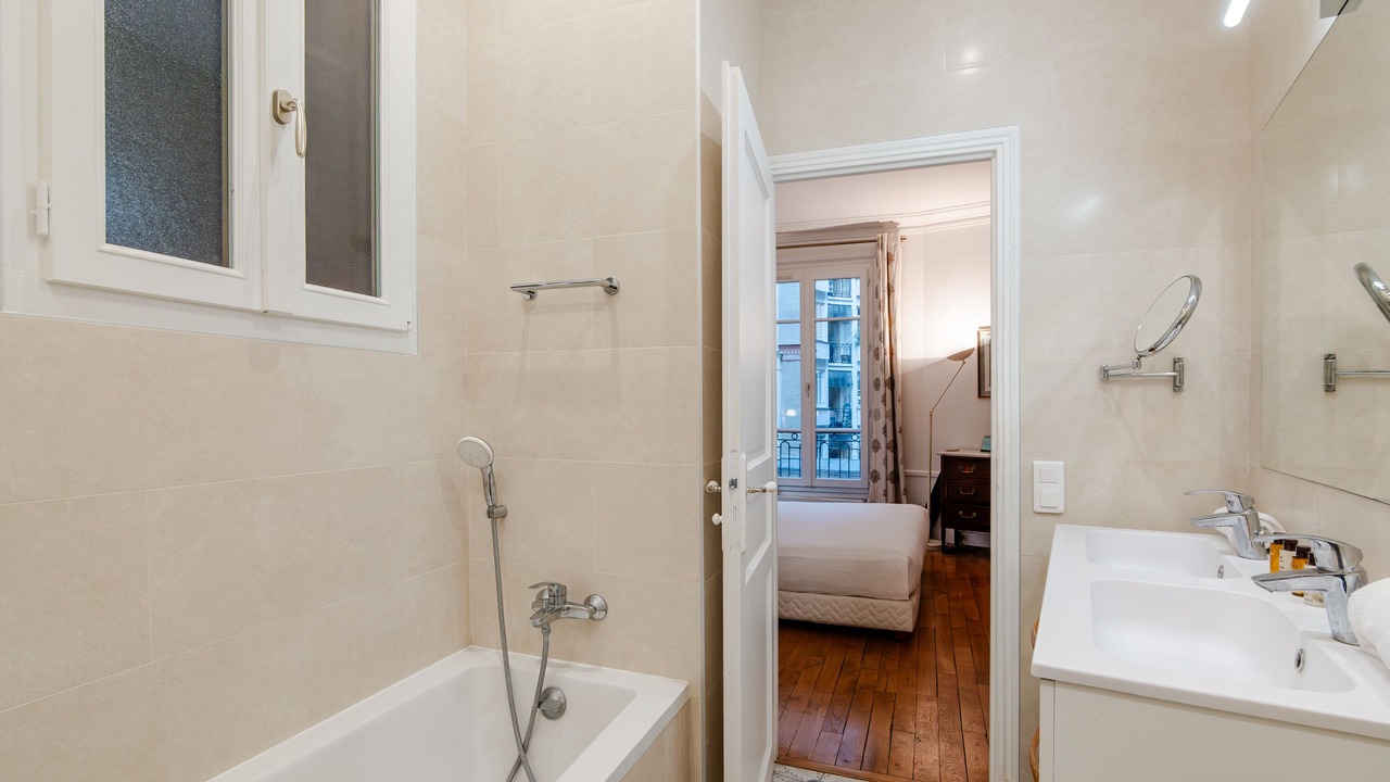 Photo of Bathroom in Quartier de l'Ecole-Militaire