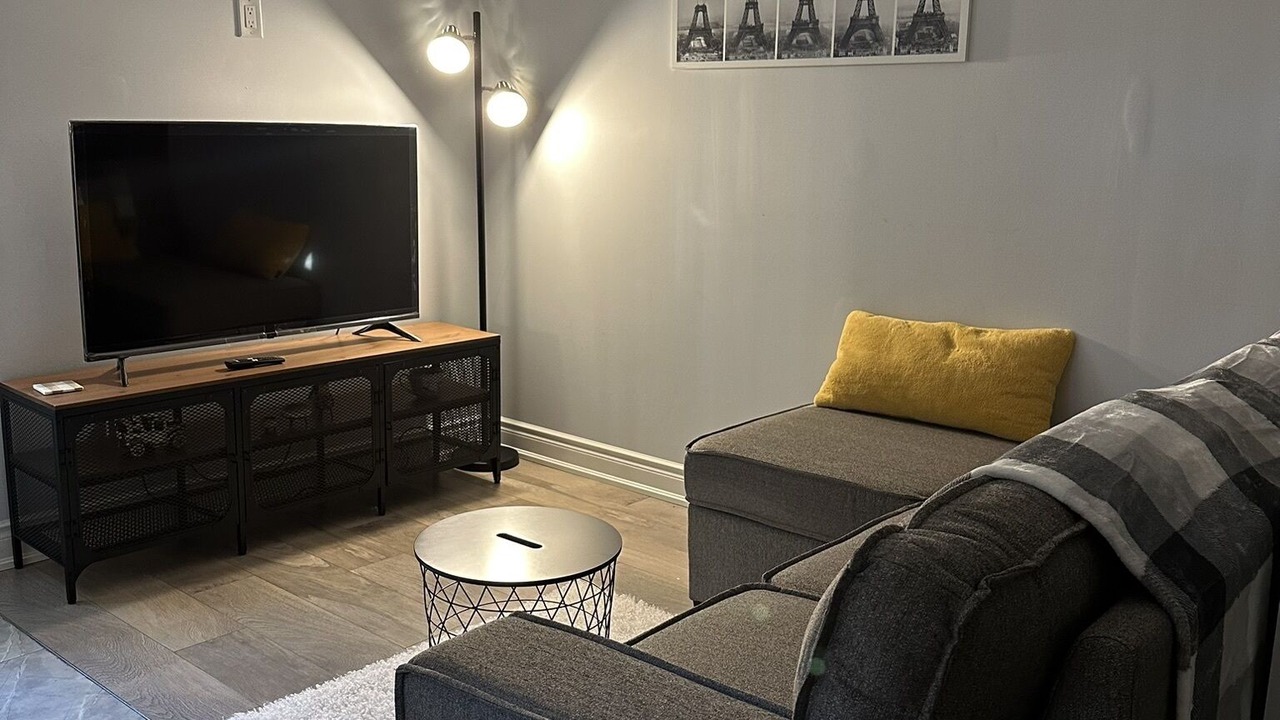 Photo of Livingroom in Erin Mills