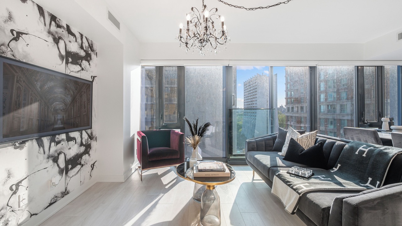 Photo of Livingroom in Bloor-Yorkville