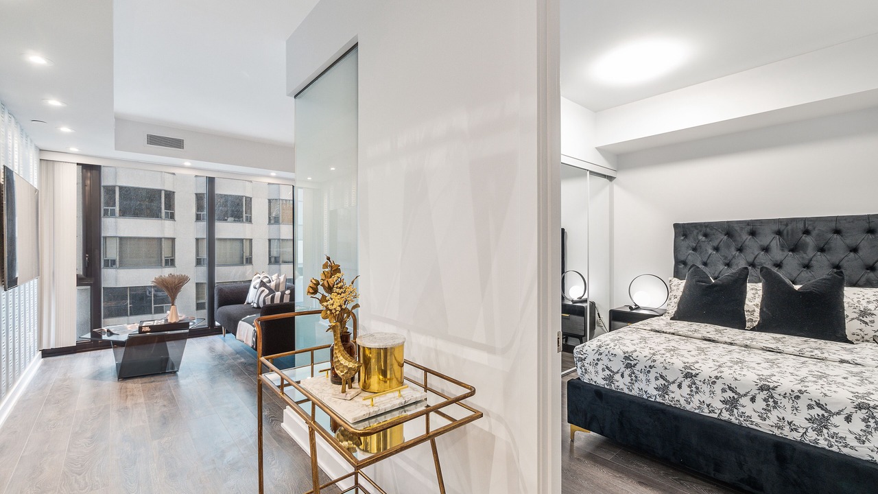 Photo of Livingroom in Bloor-Yorkville