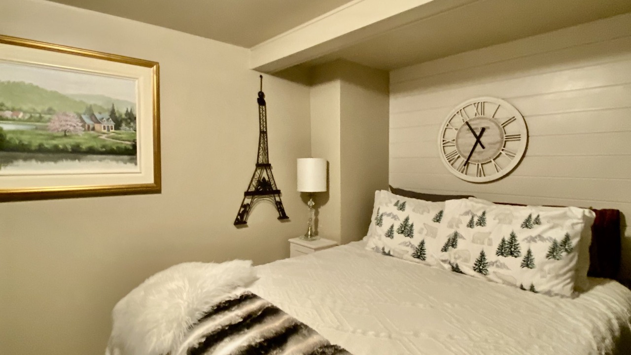 Photo of Bedroom in Mono