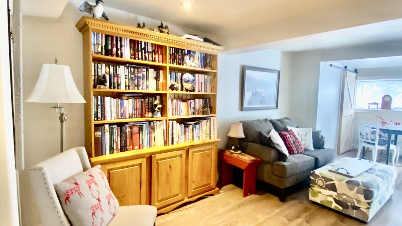 Photo of Livingroom in Mono
